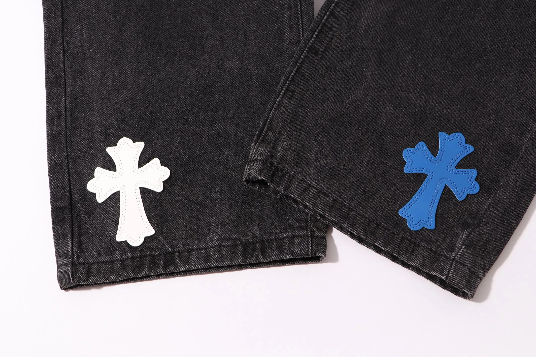 P240 Style number: H31 Croxin & 𝐂𝐡𝐫𝐨𝐦𝐞 𝐇𝐞𝐚𝐫𝐭 ss25 black pants blue leather Sanskrit leather limited edition patchwork jeans. Styles with different washed textures are very friendly to people with thin legs. The slightly flared version perfectly modifies the leg shape. The timeless and moderate length makes it easy to match and match. It is the basis for various styles and is a must-have in your wardrobe! The fabric is stiff but also makes the upper body soft without losing texture. The washing process is even more perfect. It is a must-have item for everyone! ! ! Washed wheat, hang tag, pants label, three labels complete Color: black Size: 30-32-34-36